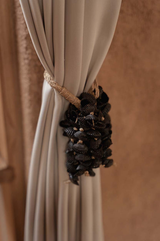 The Midnight Shell Tassel - Black